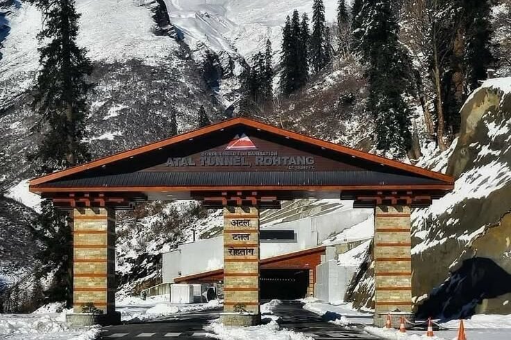 Scenic view of Manali with snow-capped mountains and lush green valleys – Perfect for a Manali Tour Package